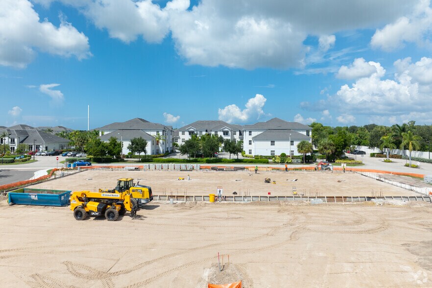 9995 Estero Oaks Dr, Fort Myers, FL à louer - Photo principale – Image 1 sur 5