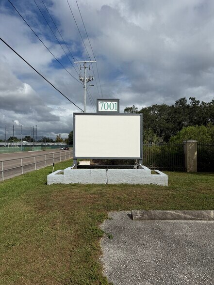 7001 NW Temple Terrace Hwy, Tampa, FL à louer - Photo de l’immeuble – Image 2 sur 4