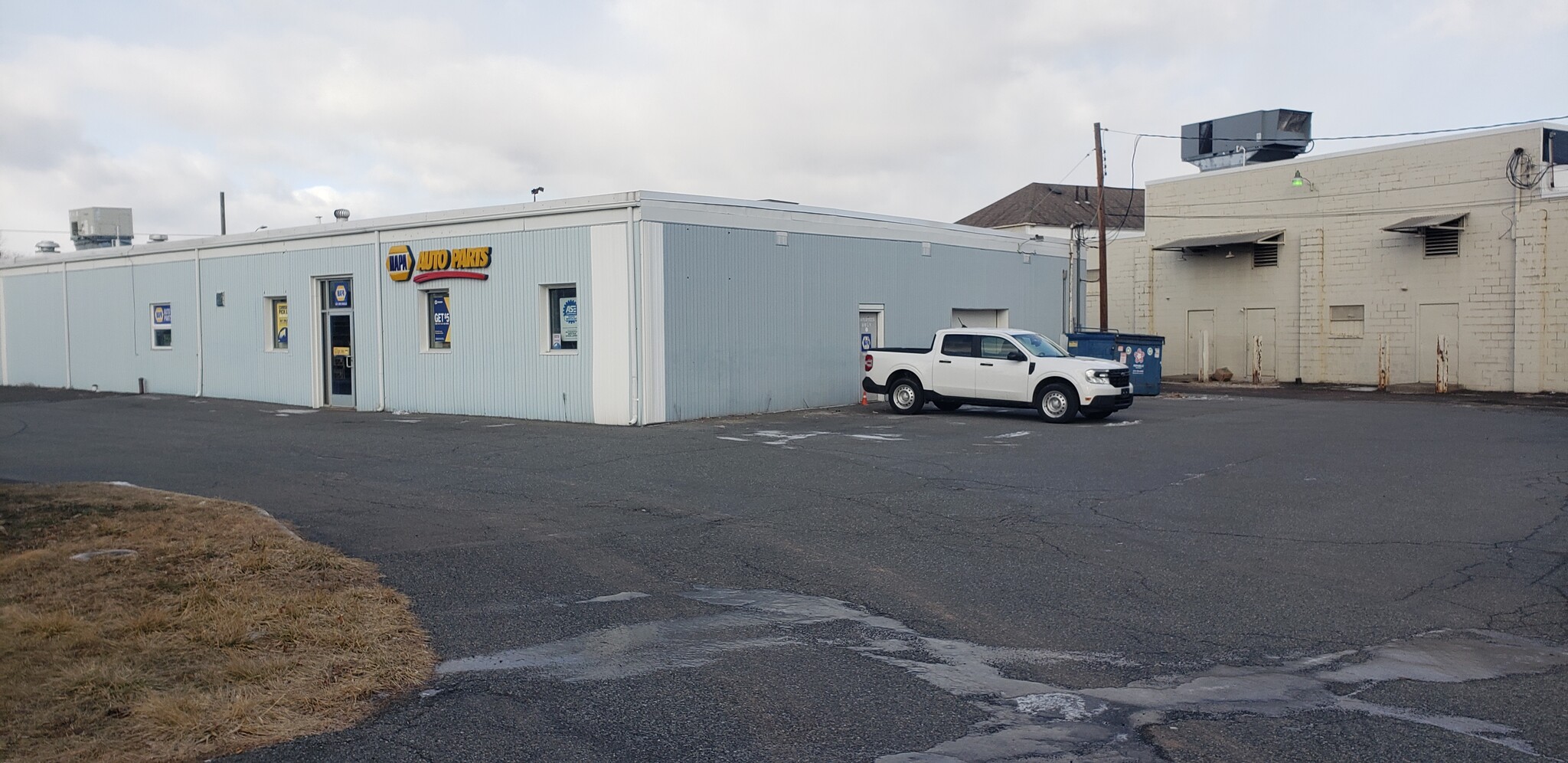 133 S West End Blvd, Quakertown, PA à louer Photo de l’immeuble– Image 1 sur 3