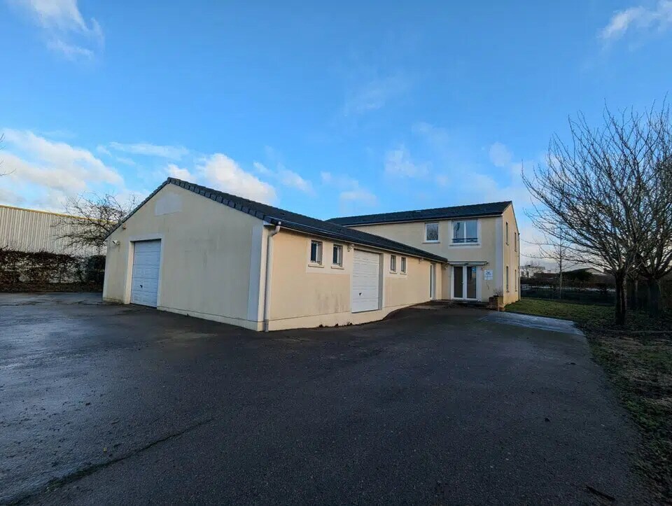 Local d'activités dans Val-de-Reuil à vendre Photo de l’immeuble– Image 1 sur 6