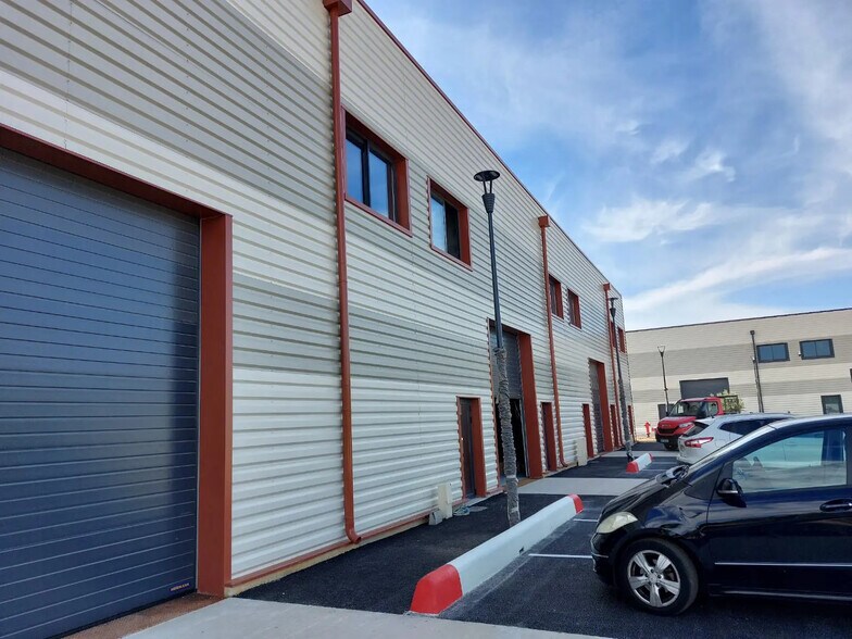 Industriel/Logistique dans Signes à louer - Photo de l’immeuble – Image 2 sur 7