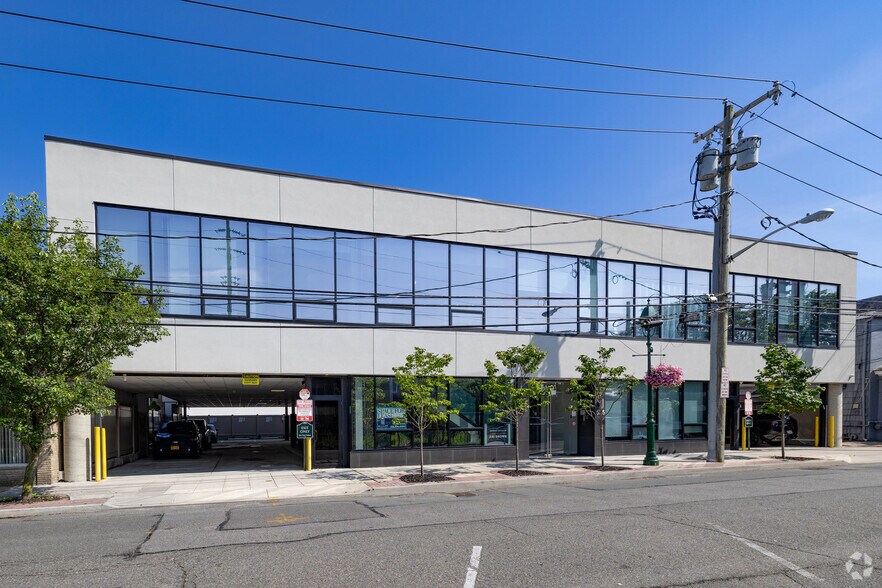 525 Chestnut St, Cedarhurst, NY à louer - Photo de l’immeuble – Image 2 sur 9