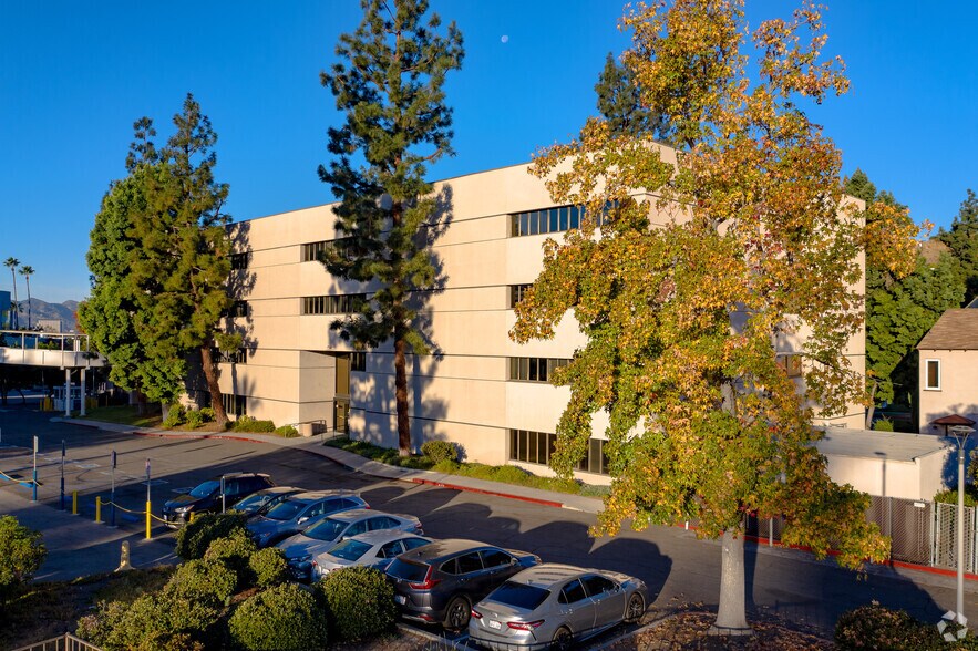 1560 E Chevy Chase Dr, Glendale, CA à louer - Photo de l’immeuble – Image 2 sur 7