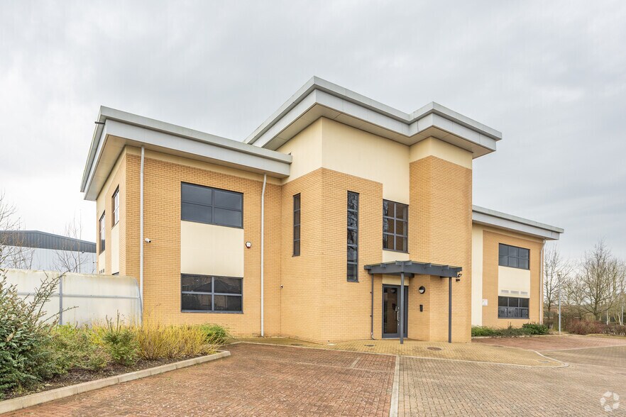 West Cepen Way, Chippenham à louer - Photo principale – Image 1 sur 2