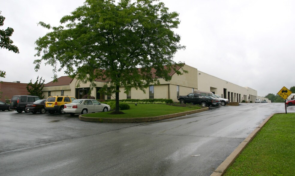 325 Westtown Rd, West Chester, PA à louer - Photo de l’immeuble – Image 2 sur 8