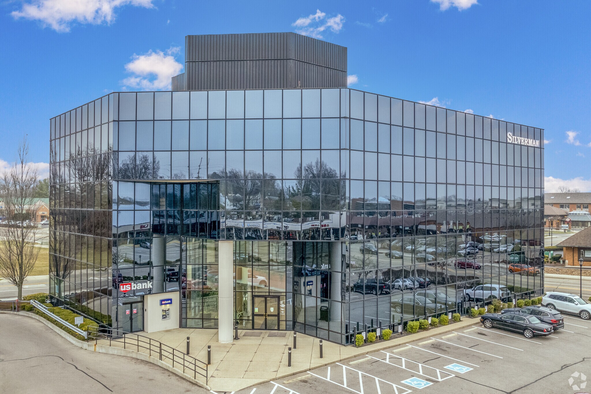 9545 Kenwood Rd, Blue Ash, OH à louer Photo principale– Image 1 sur 5