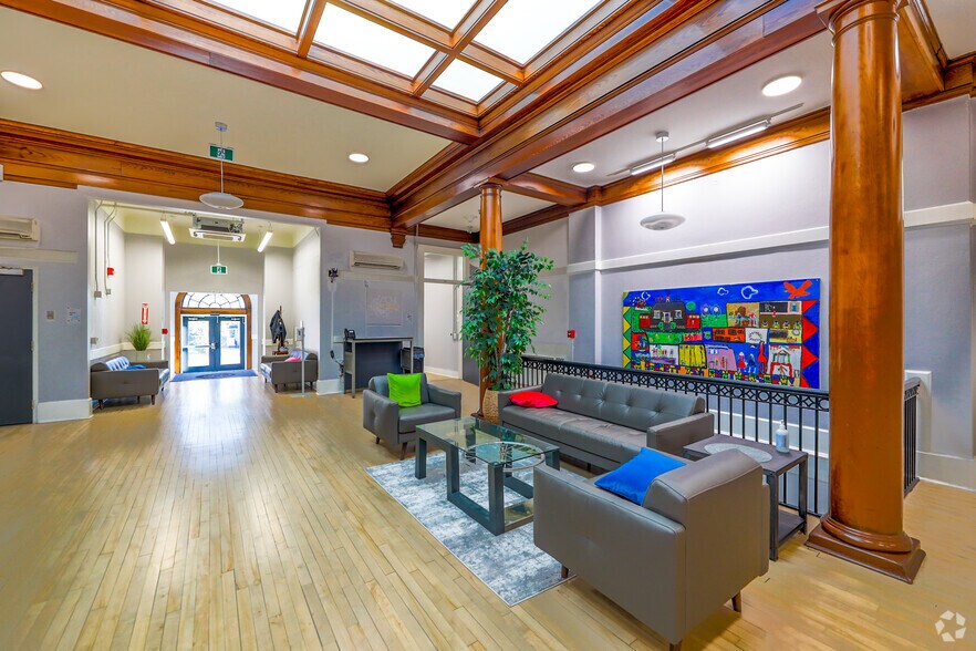 300 King St S, Whitby, ON à vendre - Photo intérieure – Image 3 sur 20