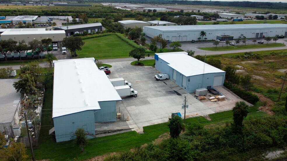 7328 Commercial Cir, Fort Pierce, FL à vendre - Photo de l’immeuble – Image 3 sur 8