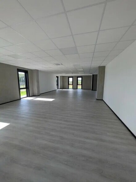 Bureau dans Saint-Martin-du-Vivier à louer - Photo de l’immeuble – Image 3 sur 4