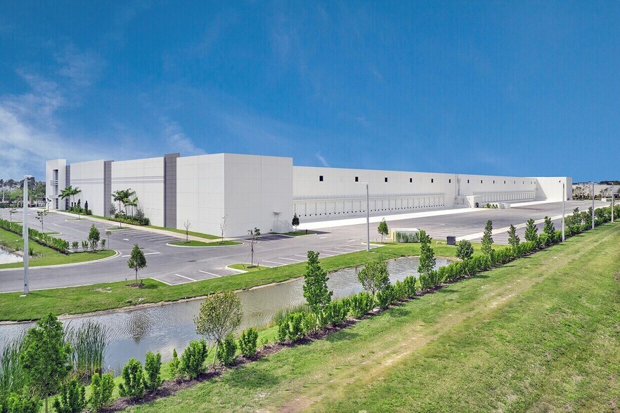 15430 Corporate Rd N, Jupiter, FL à louer - Photo de l’immeuble – Image 2 sur 13