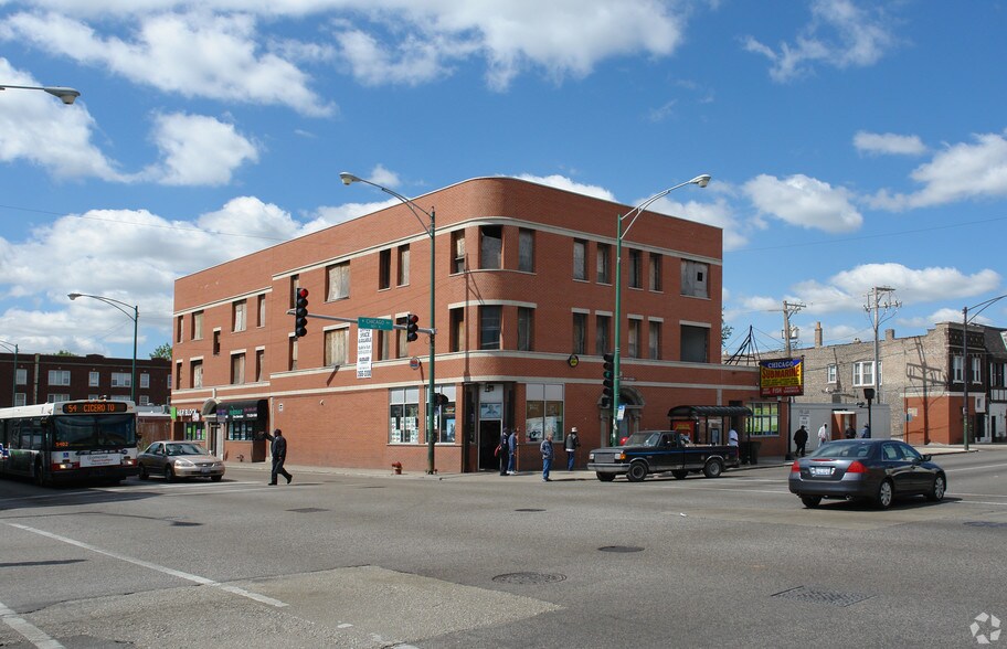 4801 W Chicago Ave, Chicago, IL à louer - Photo de l’immeuble – Image 2 sur 12