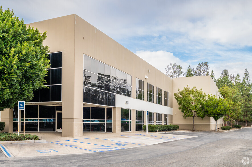 691-701 Burning Tree Rd, Fullerton, CA à louer - Photo principale – Image 1 sur 5