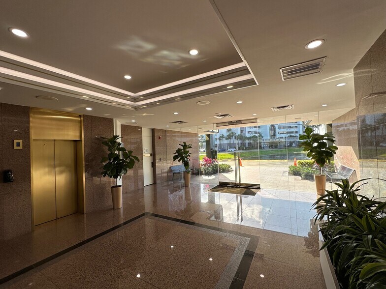 1800 S Australian Ave, West Palm Beach, FL à louer - Hall d’entrée – Image 2 sur 19