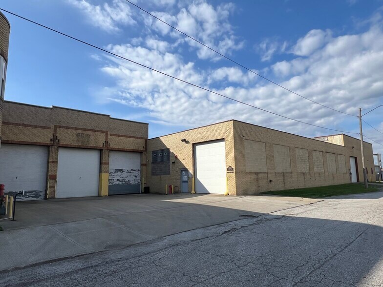 18222 Lanken Ave, Cleveland, OH à louer - Photo de l’immeuble – Image 3 sur 7