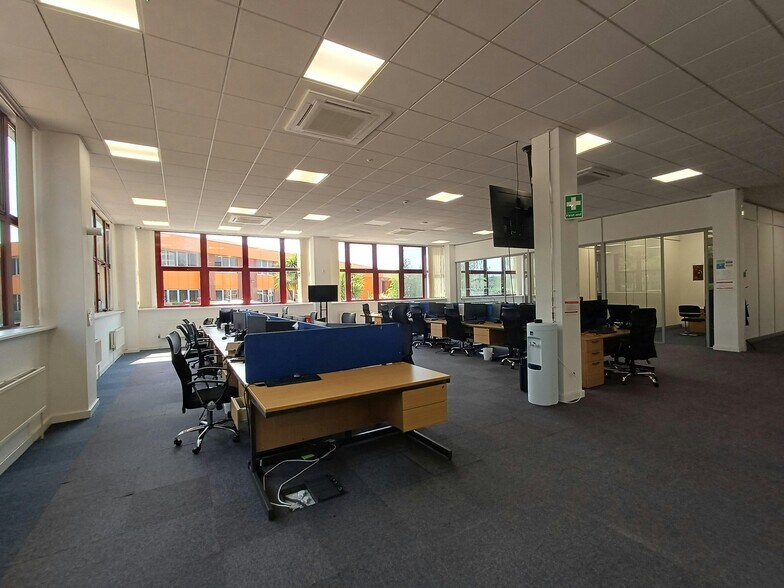 Gatwick Rd, Crawley à louer - Photo de l’immeuble – Image 3 sur 7