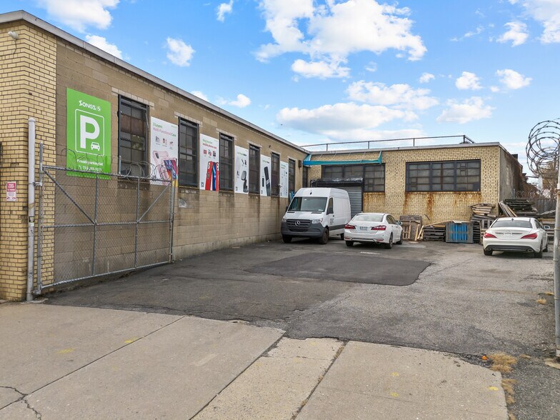 59-48 55th St, Maspeth, NY à vendre - Photo de l’immeuble – Image 3 sur 16