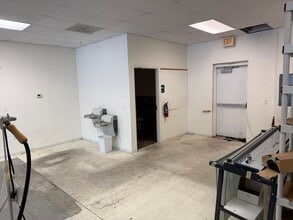1015-1033 W Bay Dr, Largo, FL à louer Photo intérieure– Image 2 sur 9