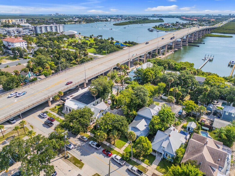 407 Magnolia St, New Smyrna Beach, FL à vendre - Photo de l’immeuble – Image 3 sur 17
