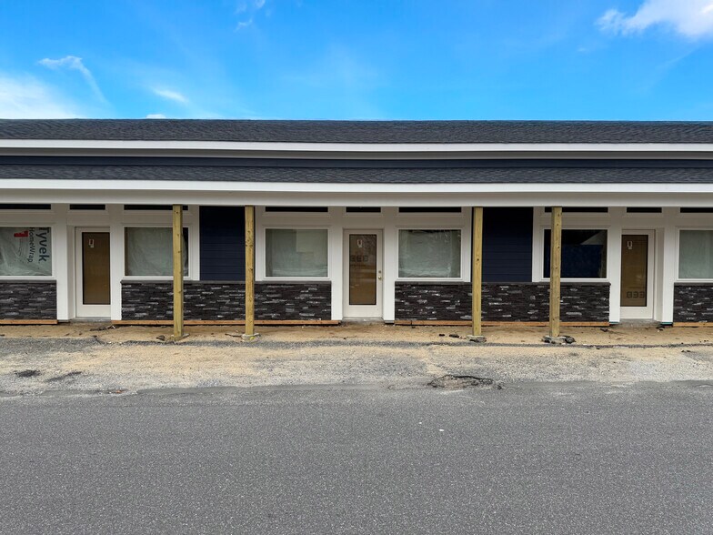 675 Flanders Rd, Flanders, NY à louer - Photo de l’immeuble – Image 2 sur 4