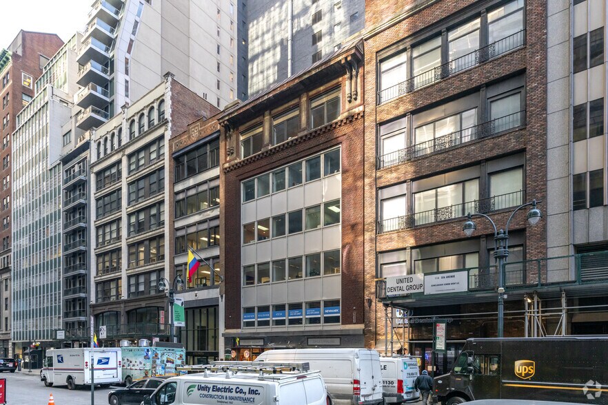 6 E 46th St, New York, NY à louer - Photo de l’immeuble – Image 3 sur 6