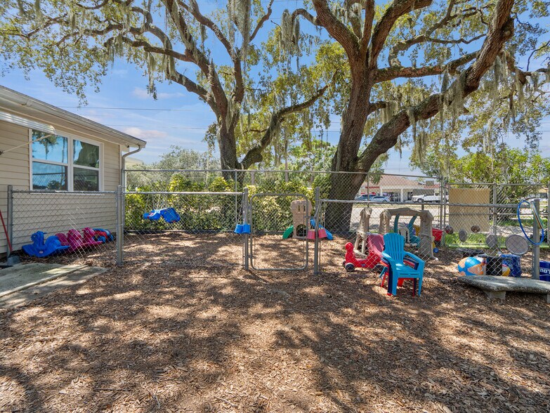 10 N Hilltop Dr, Titusville, FL à vendre - Photo de l’immeuble – Image 2 sur 26