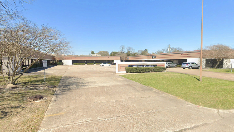 10690 Shadow Wood Dr, Houston, TX à louer - Photo de l’immeuble – Image 1 sur 3