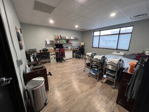 16049-16089 Leone Dr, Macomb Township, MI à louer Photo de l’immeuble– Image 2 sur 7