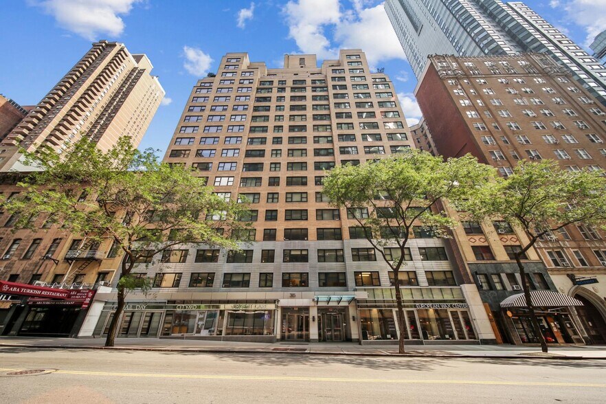 330 W 58th St, New York, NY à louer - Photo de l’immeuble – Image 2 sur 11