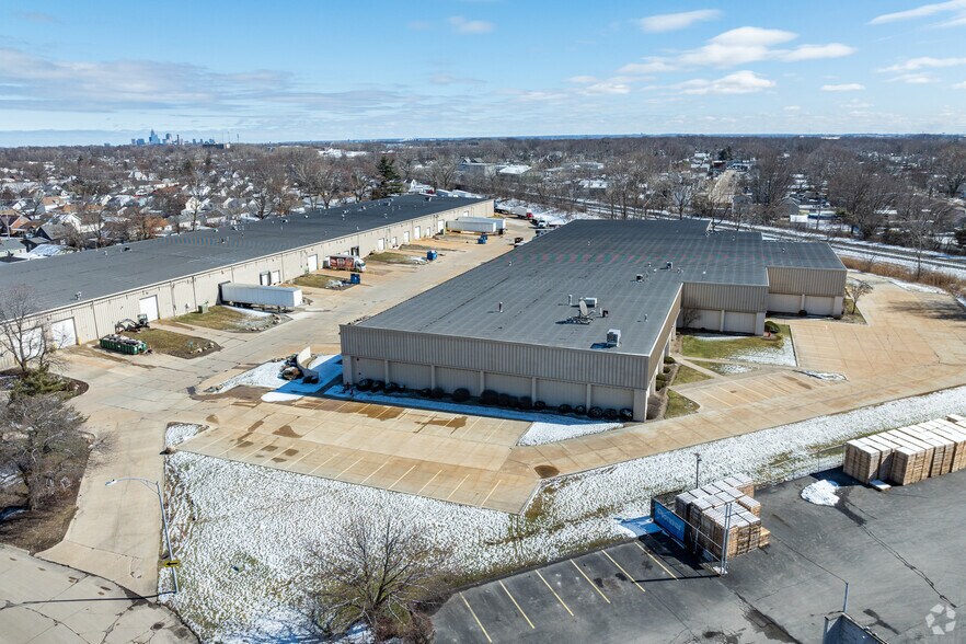 4517-4521 Industrial Pky, Cleveland, OH à louer - Aérien – Image 2 sur 7