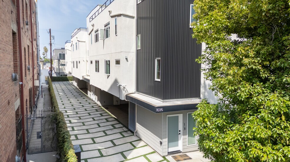 1035 N Serrano Ave, Los Angeles, CA à vendre - Photo de l’immeuble – Image 3 sur 36