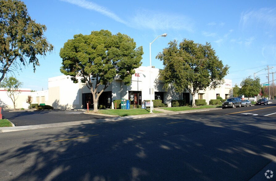 4791 Pell Dr, Sacramento, CA à louer - Photo de l’immeuble – Image 3 sur 5