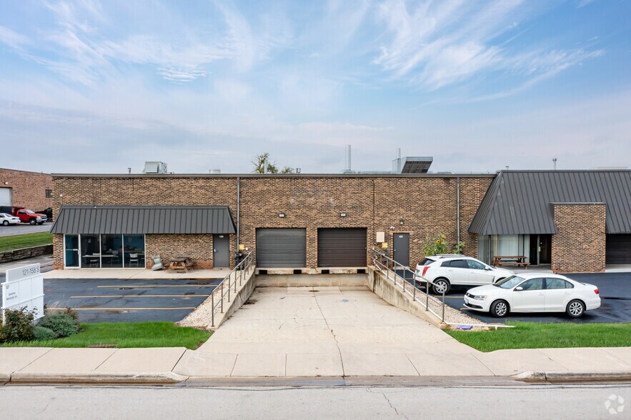 121-158 Eisenhower Ln S, Lombard, IL à louer - Photo de l’immeuble – Image 2 sur 6
