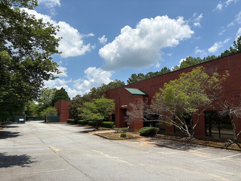 4090 Steve Reynolds Blvd, Norcross, GA à louer - Photo de l’immeuble – Image 2 sur 8