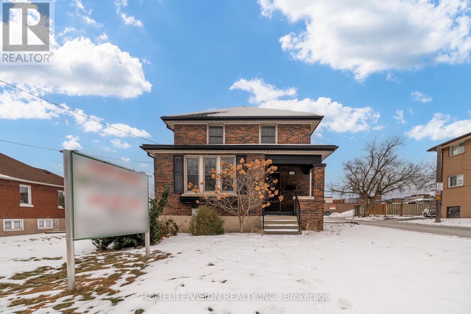 123 E Mary St, Whitby, ON à louer Photo principale– Image 1 sur 6