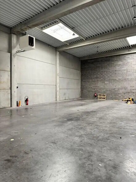 Local d’activités dans Avelin à louer - Photo intérieure – Image 2 sur 8