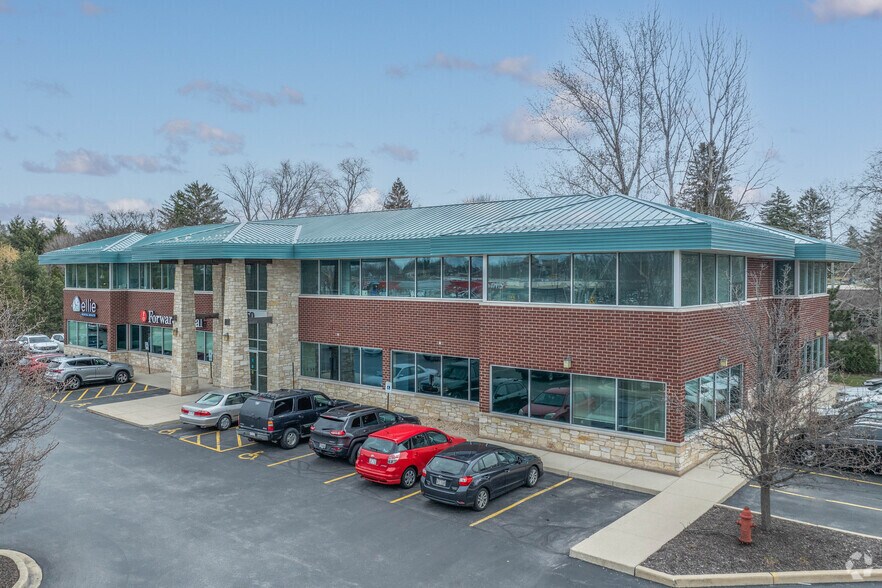 5250 S 108th St, Hales Corners, WI à louer - Photo de l’immeuble – Image 3 sur 16