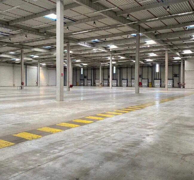 Plus de détails pour 3 Avenue Des Freres Lumiere, Goussainville - Différents types d’espaces à louer