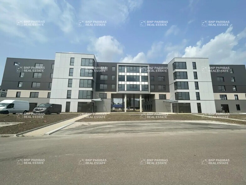 Local commercial dans à louer - Photo de l’immeuble – Image 3 sur 17