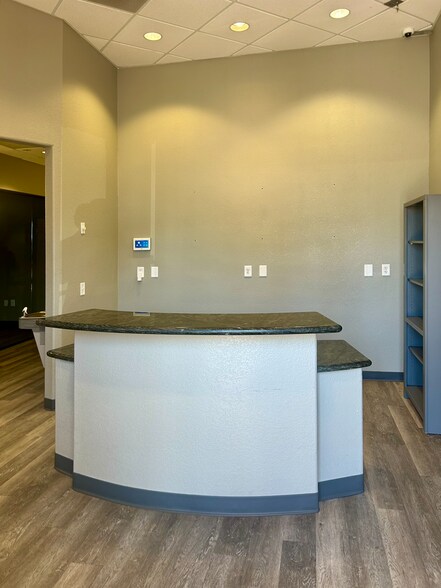 8765 W Kelton Ln, Peoria, AZ à louer - Photo de l’immeuble – Image 2 sur 7