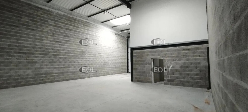 Local d’activités dans Chassieu à louer - Photo intérieure – Image 2 sur 5