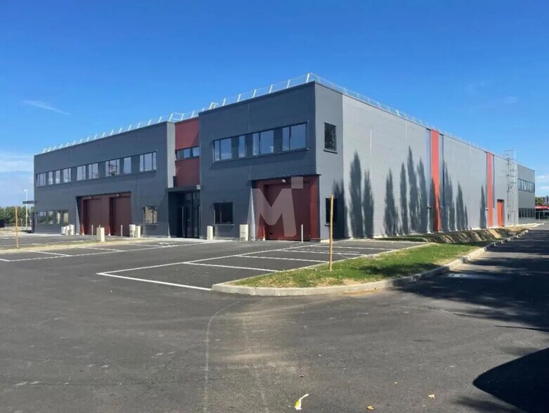 Local d’activités dans Brétigny-sur-Orge à louer - Photo de l’immeuble – Image 3 sur 9