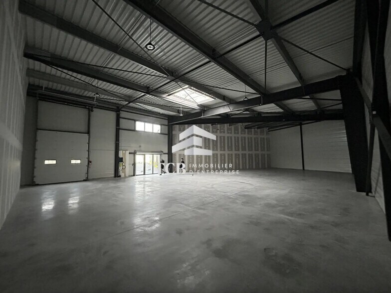 Local d’activités dans SAINT-ÉTIENNE-DE-MONTLUC à louer - Photo de l’immeuble – Image 2 sur 6