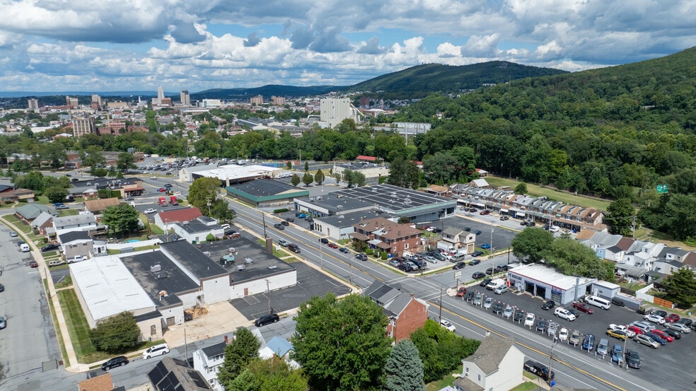345 Morgantown Rd, Reading, PA à louer - Photo de l’immeuble – Image 2 sur 10