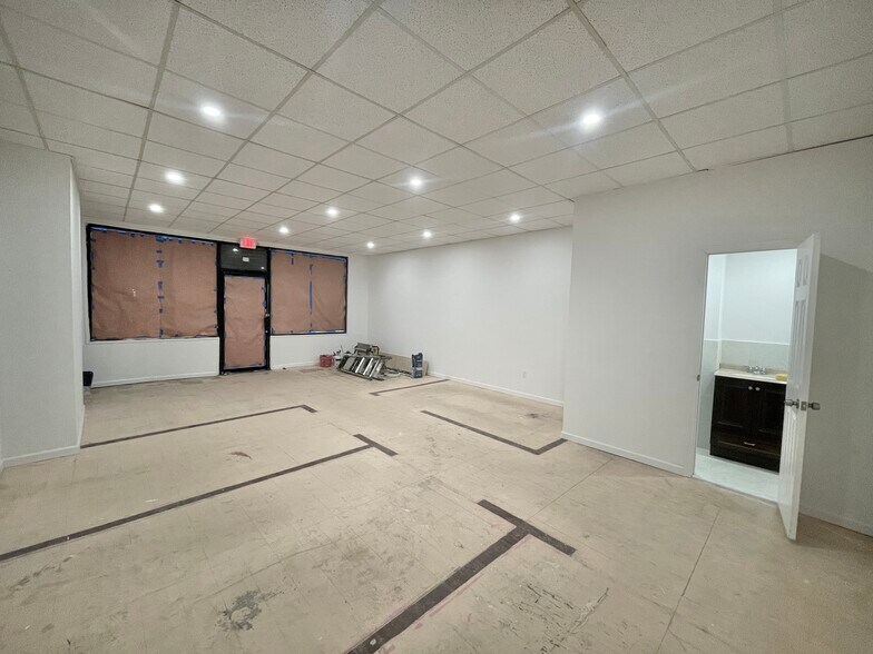 676 Onderdonk Ave, Ridgewood, NY à louer - Photo de l’immeuble – Image 2 sur 6