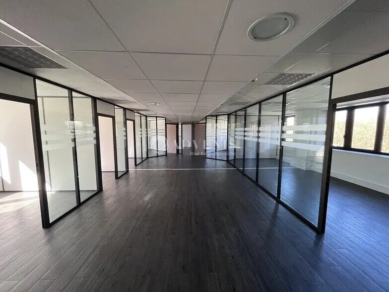 Bureau dans Montigny-le-Bretonneux à louer - Photo de l’immeuble – Image 1 sur 5