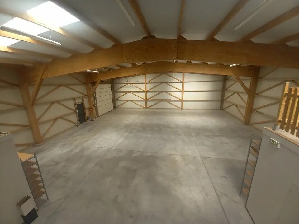 Local d’activités dans DOUVRES-LA-DÉLIVRANDE à louer Photo de l’immeuble– Image 1 sur 9