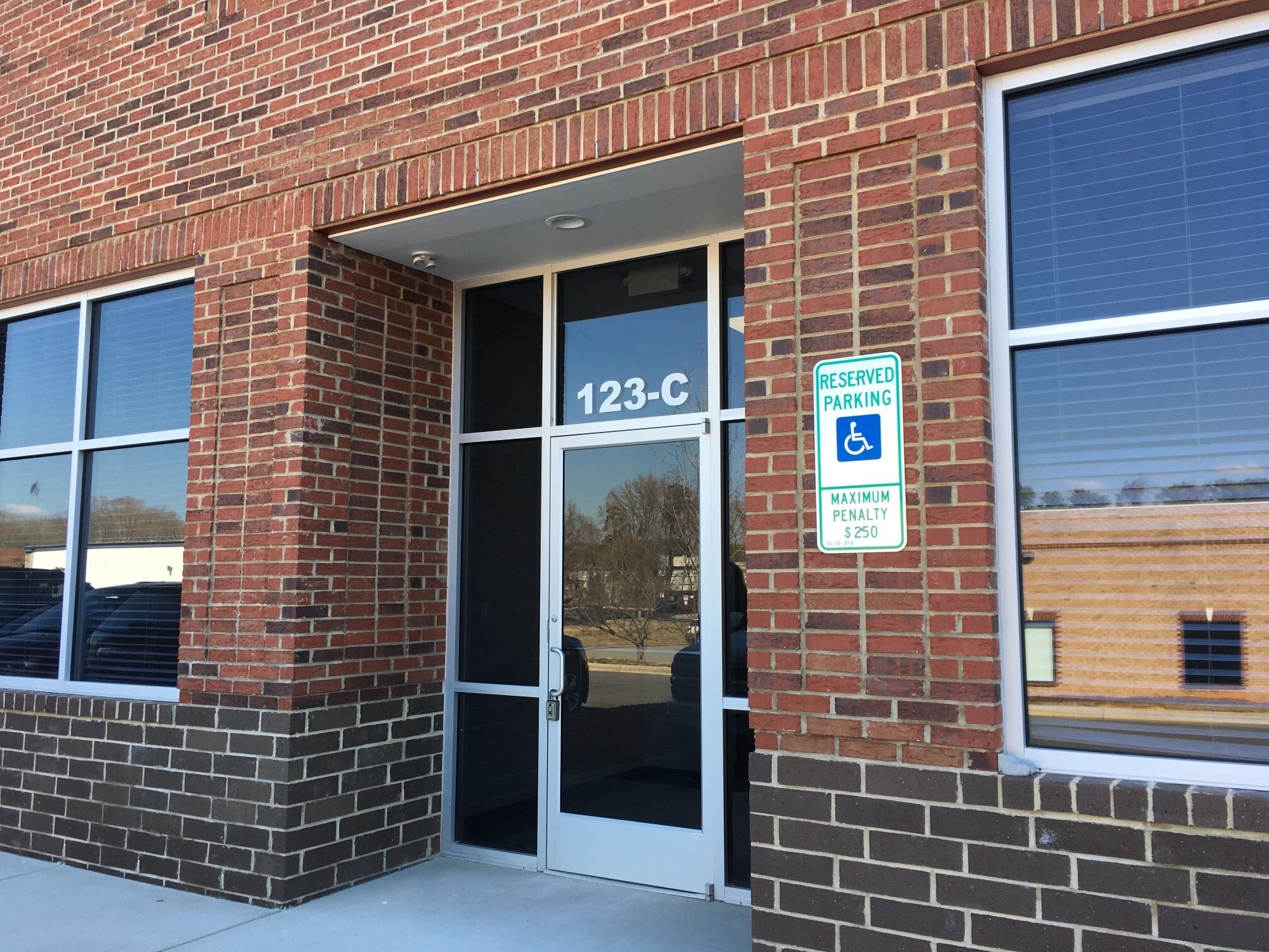 123 Poplar Pointe Dr, Mooresville, NC à louer Photo de l’immeuble– Image 1 sur 4