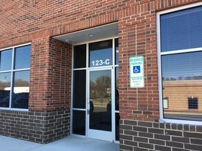 123 Poplar Pointe Dr, Mooresville, NC à louer Photo de l’immeuble– Image 1 sur 4