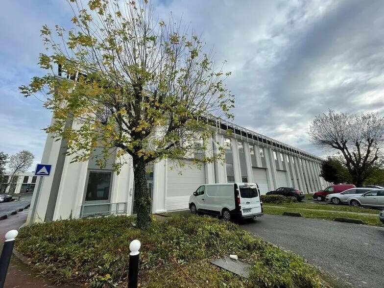 Local d’activités dans Villebon-sur-Yvette à louer - Photo de l’immeuble – Image 1 sur 5