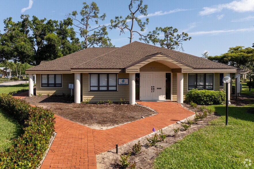 12679/12681 New Brittany Blvd, Fort Myers, FL à vendre - Photo de l’immeuble – Image 2 sur 6